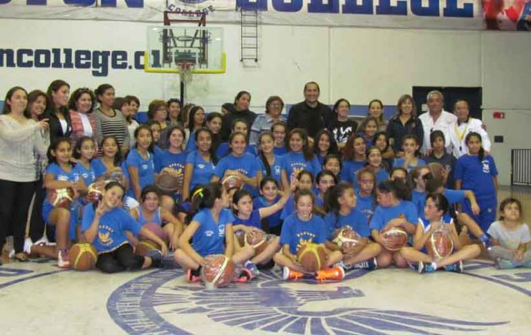 Apoderados-donan-balones-al-basquet-femenino
