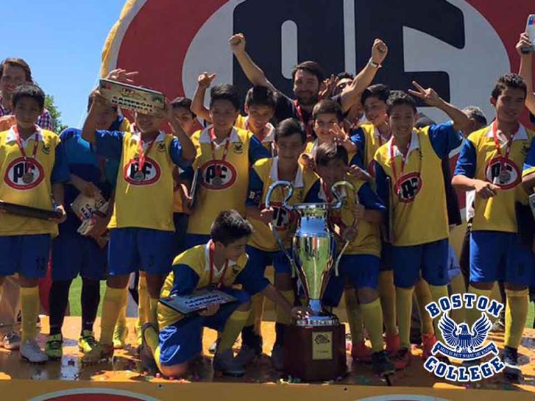 Futbol-Escolar-Boston-College-La-Farfana---campeones