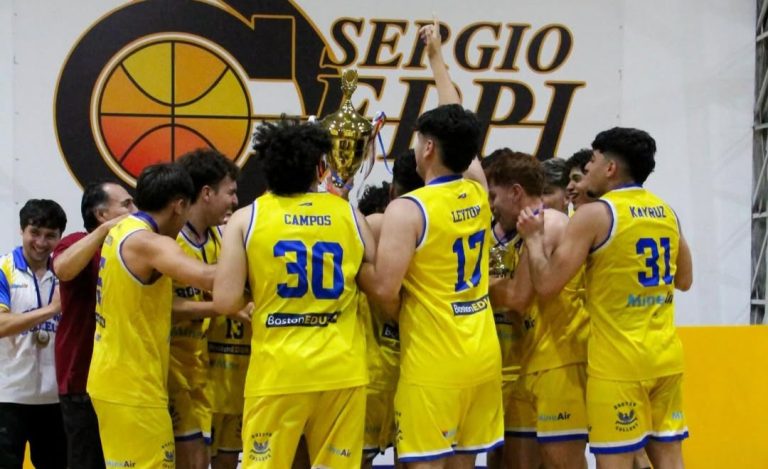 Compartimos imágenes de lo que fue el juego final y la ceremonia de premiación del Triangular Fi